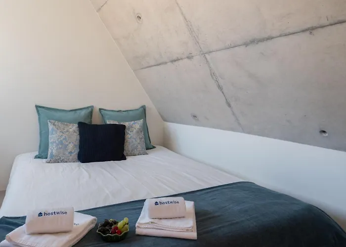 Host Wise - Luxurious Private Flats - Balcony